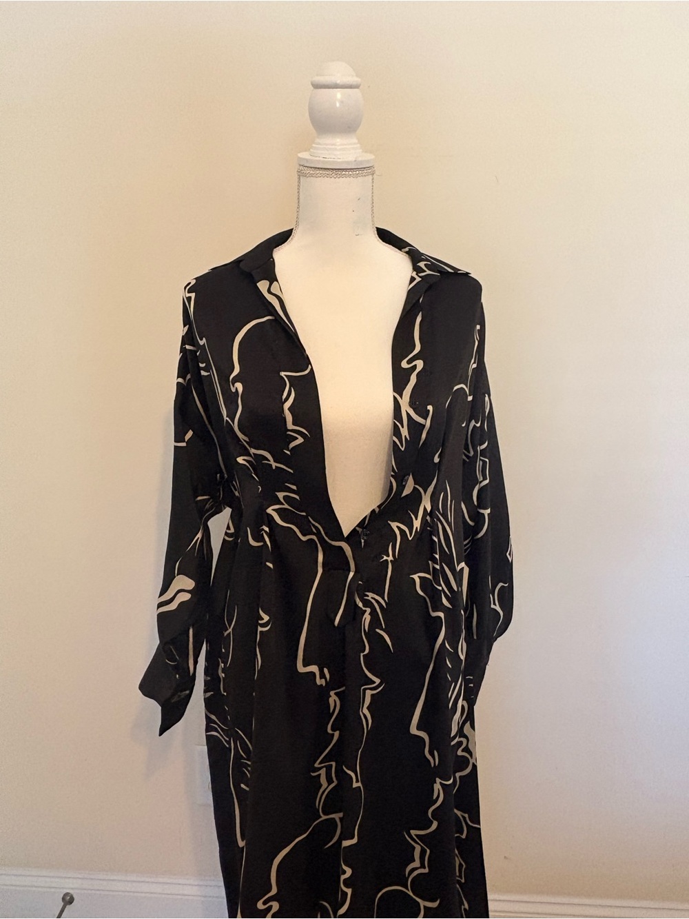 Zara Black Dress with White Abstract Line Print - Picture 2 of 4